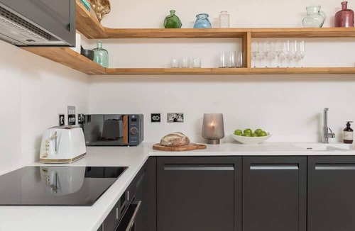 Bath Apartment | Luxurious city Gem - private free parking