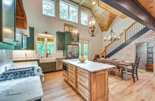 Clarkesville Cabin | Luxurious Clarkesville Cabin w/Decks & Fire Pit