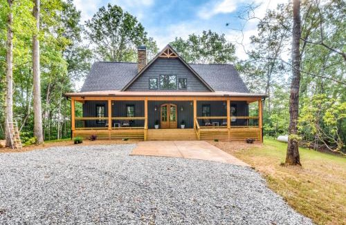 Clarkesville House | Luxurious Clarkesville Cabin with Decks and Fire Pit