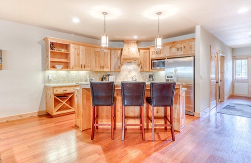 Government Camp Condo | Luxurious Collins Lake condo with fireplace, great views & shared pool & hot tub
