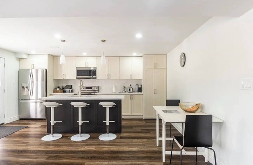 Bowmanville Apartment | ★Luxurious & Comfy ~ ♛Queen Beds ~ Workspace ~ Pkgnn