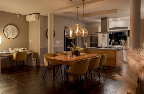 Topid Villa | Luxurious Contemporary Villa, large pool heated 28° - green views
