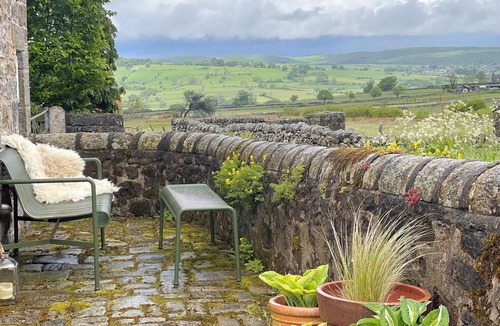 Longnor House | Luxurious Converted Barn with Stunning Views, Log Burner & Roll Top Bath