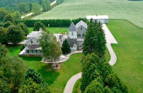 Grey Highlands Villa | Luxurious Cottage Retreat Rental Nestled in the Beautiful Wilderness of Grey County, Ontario