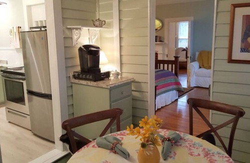 East of Broadway Cabin | Luxurious Cottage that Accommodates Up to Six