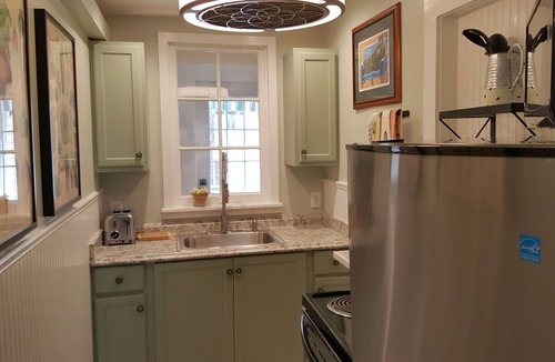East of Broadway Cabin | Luxurious Cottage that Accommodates Up to Six