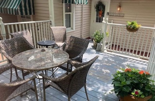East of Broadway Cabin | Luxurious Cottage that Accommodates Up to Six