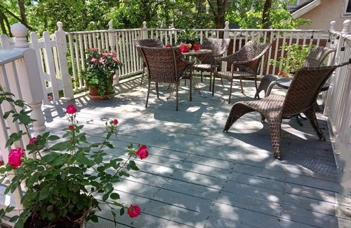 East of Broadway Cabin | Luxurious Cottage that Accommodates Up to Six