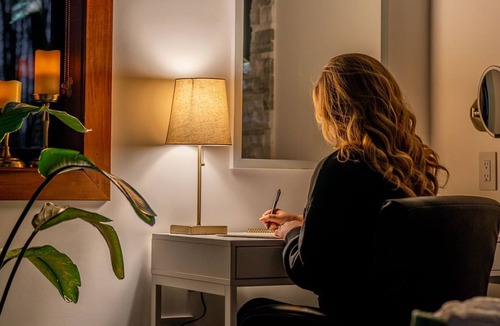 Barneveld Apartment | Luxurious Custom Tiny House with Hot Tub & Sauna