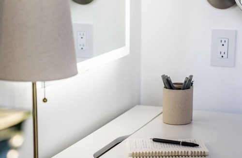 Barneveld Apartment | Luxurious Custom Tiny House with Hot Tub & Sauna