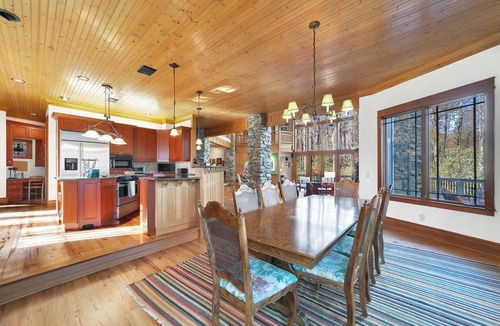 Lake Toxaway House | Luxurious, Distinctive yet Captivating architectural Design