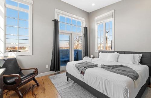 Phoenix Hill Apartment | Luxurious Downtown Escape W Cinema & City Views