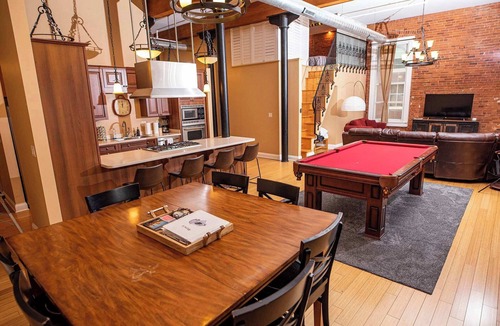 Wholesale District Condo | Luxurious Downtown Condo by Georgia St