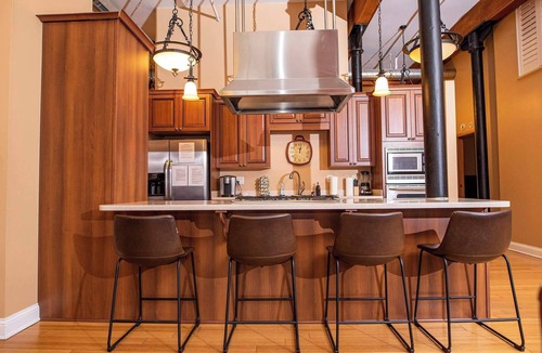 Wholesale District Condo | Luxurious Downtown Condo by Georgia St