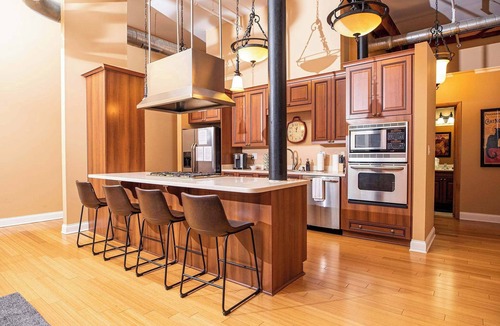 Wholesale District Condo | Luxurious Downtown Condo by Georgia St