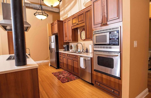 Wholesale District Condo | Luxurious Downtown Condo by Georgia St