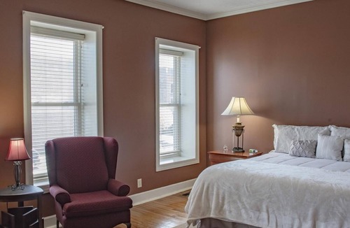 McMinnville House | Luxurious Downtown Townhouse
