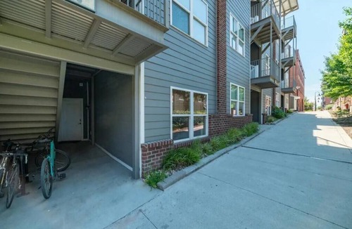 Central Business District Apartment | Luxurious Downtown Waterfront Loft w/Balcony