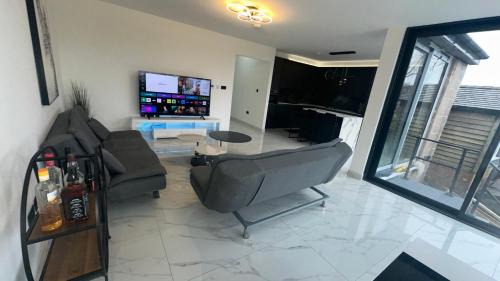 High Barnet Villa | Luxurious & Elegant 6-Bed House