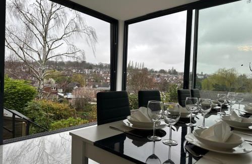 High Barnet Villa | Luxurious & Elegant 6-Bed House