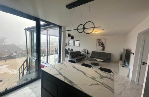 High Barnet Villa | Luxurious & Elegant 6-Bed House