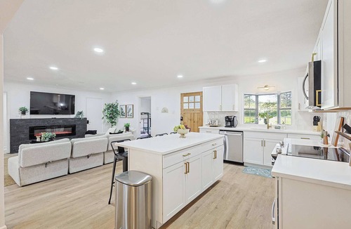 Sherman House | Luxurious Event-Friendly 6BR 3B Villa with Hot Tub