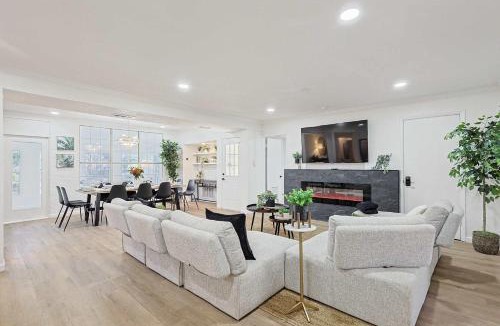 Sherman House | Luxurious Event-Friendly 6BR 3B Villa with Hot Tub