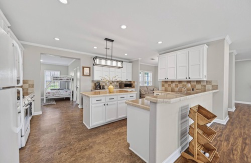 Waller House | Luxurious Farm Stay Near Houston - 5BR Gated Acreage