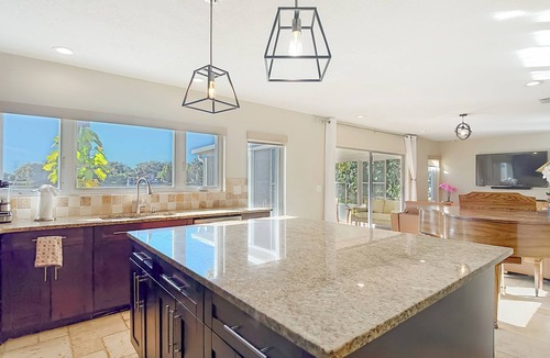 Lutz House | Luxurious Fishing Lake Paradise Close to Busch Garden/Moffitt Cancer Center/USF