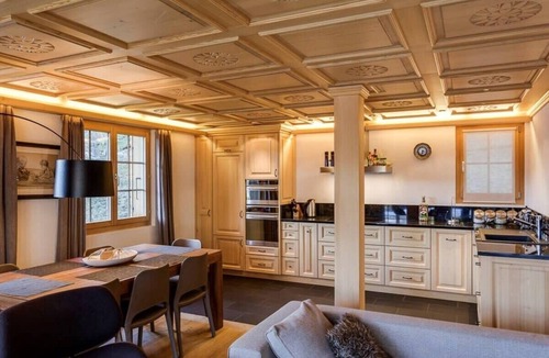 Saanen Apartment | Luxurious Flat with Jacuzzi & Sauna