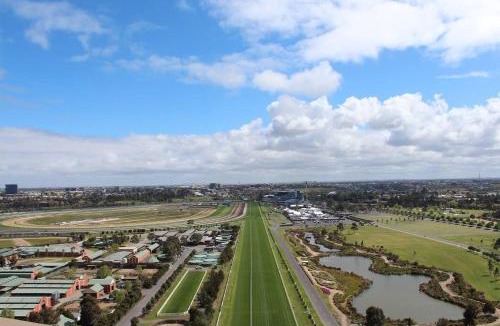 Flemington Apartment | Luxurious Flemington with Stunning Racecourse View
