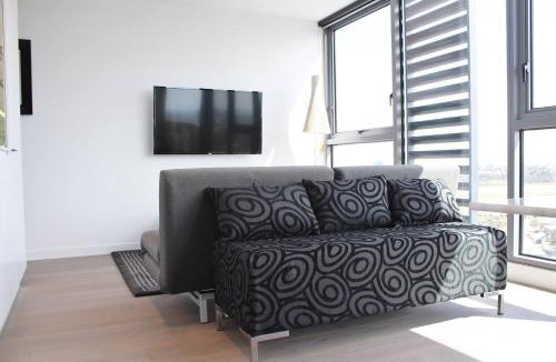 Flemington Apartment | Luxurious Flemington with Stunning Racecourse View