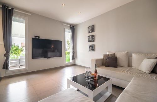 Saint-Genies-de-Fontedit Villa | Luxurious villa in Saint geniès de Fontedit with heated pool