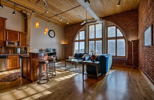 Old Market Condo | Luxurious Getaway! FREE PARKING!