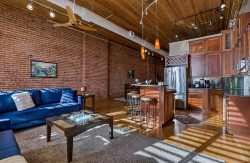 Old Market Condo | Luxurious Getaway! FREE PARKING!