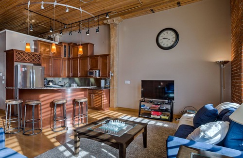 Old Market Condo | Luxurious Getaway! FREE PARKING!