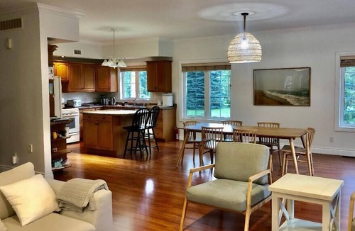 Picton House | Luxurious Getaway - Near Sandbanks and Wineries