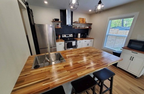 Indianapolis House | Luxurious Guest House Central to Everything