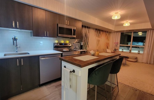 Pickering Condo | Luxurious High-floor Lake view Condo W/private balcony & office