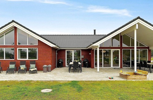 Grenaa House | Luxurious Holiday Home in Grenå with Whirlpool