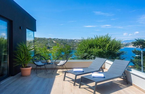 Bakarac House | Luxurious home in Bakarac with private swimming pool, can be inside or outside