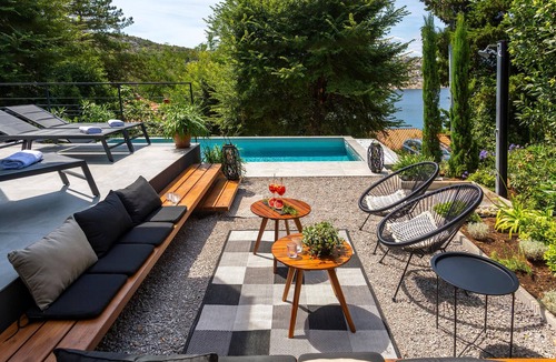 Bakarac House | Luxurious home in Bakarac with private swimming pool, can be inside or outside