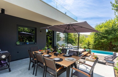 Bakarac House | Luxurious home in Bakarac with private swimming pool, can be inside or outside