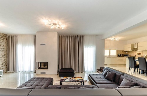 Debeljak House | Luxurious home in Debeljak with sauna
