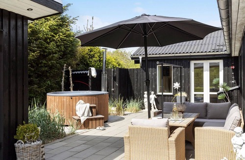 Hou House | Luxurious home in Hals with WiFi