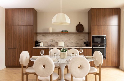 Chaillot Apartment | Luxurious Home in Triangle d'Or- Eiffel Tower View