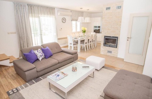 Unesic House | Luxurious home in Unesic with sauna