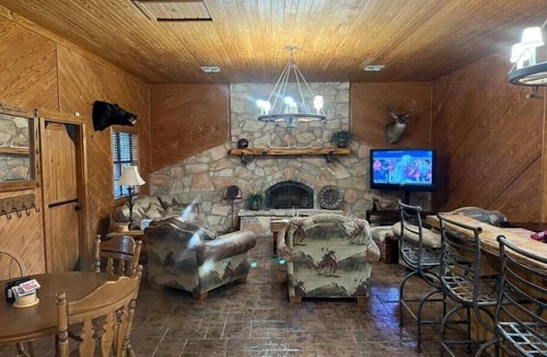 Brackettville House | Luxurious Home located at the epicenter of the solar eclipse.