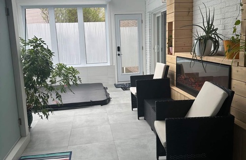 Brossard House | Luxurious home with indoor pool and spa