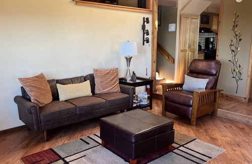 Idyllwild House | Luxurious Home With Spectacular Views, Spa & Ping Pong Table